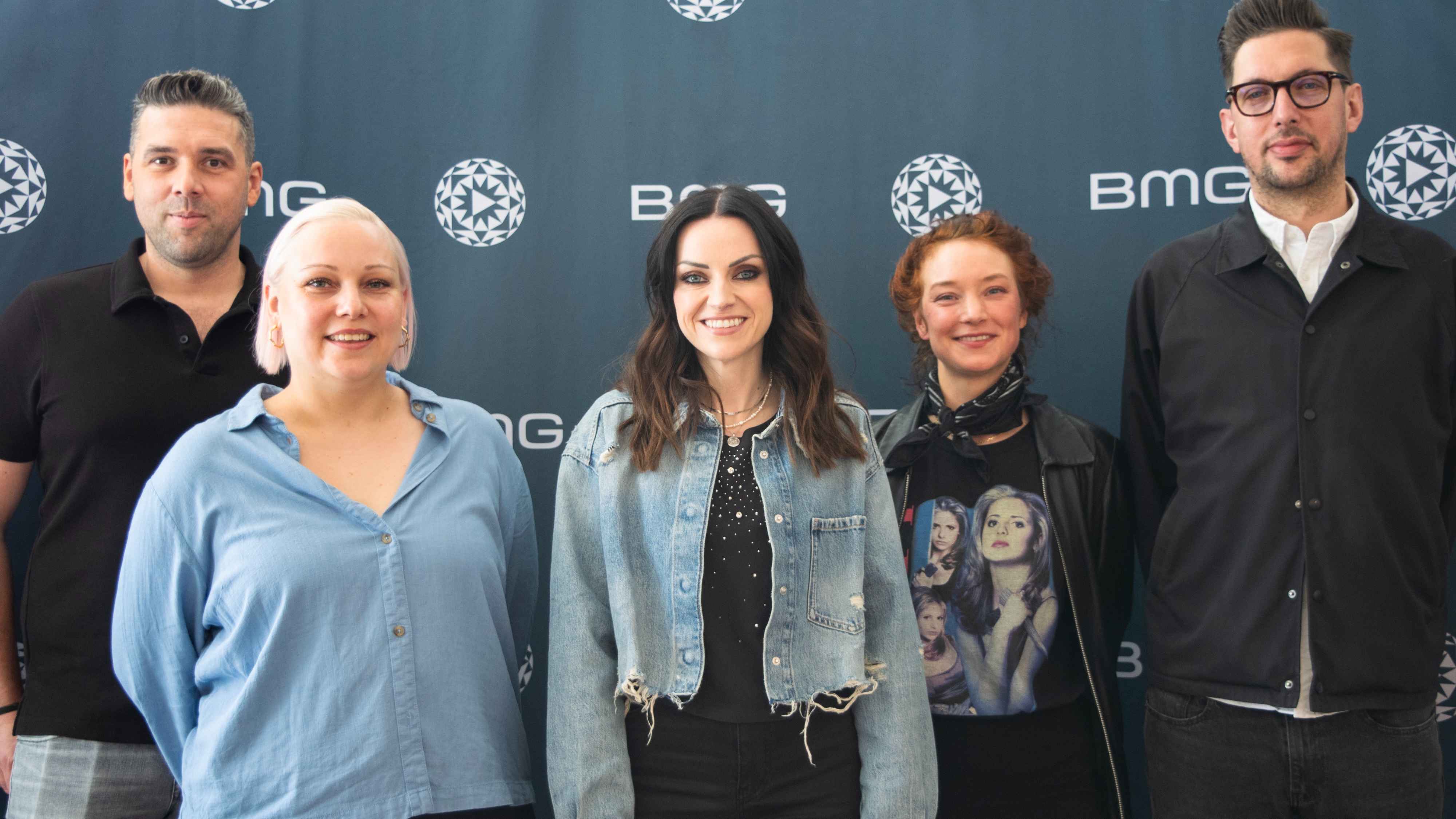 Trafen sich in Berlin (von links): Pascal Lonsdorfer, Dana Effenberger (beide BMG), Amy Macdonald, Mary Lou Hafner (BMG) und Chris Kiely (Ignition Management).