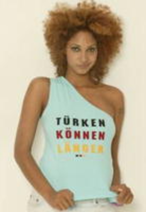 b28801ad9851b95f9bd1fa4a691381a766ede43efd45809bc19e852b85646e98 Toleranz mit T-Shirt: Valezka