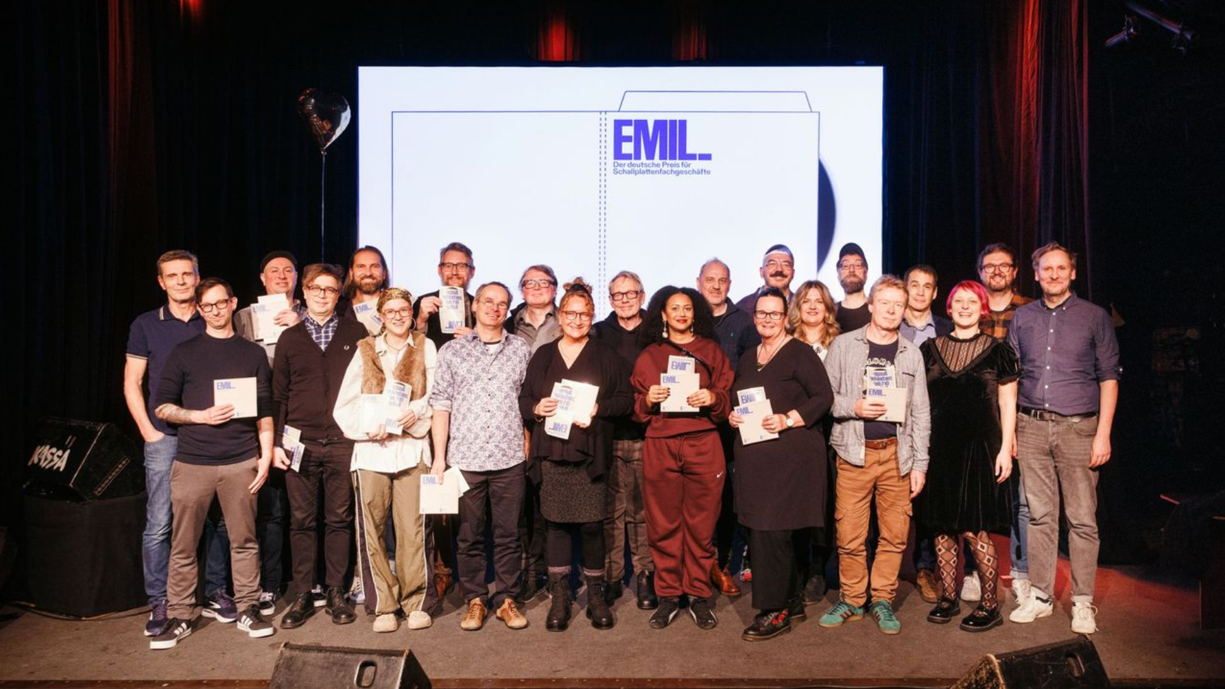 Die Gewinner:innen des EMIL_ 2025 im Kassablanca in Jena beim Schlussbild (von links): Marc Meyer (A+O Medien, Düsseldorf), Danny Neumann (Flight 13 Records, Freiburg), Michael Russek (Tox...