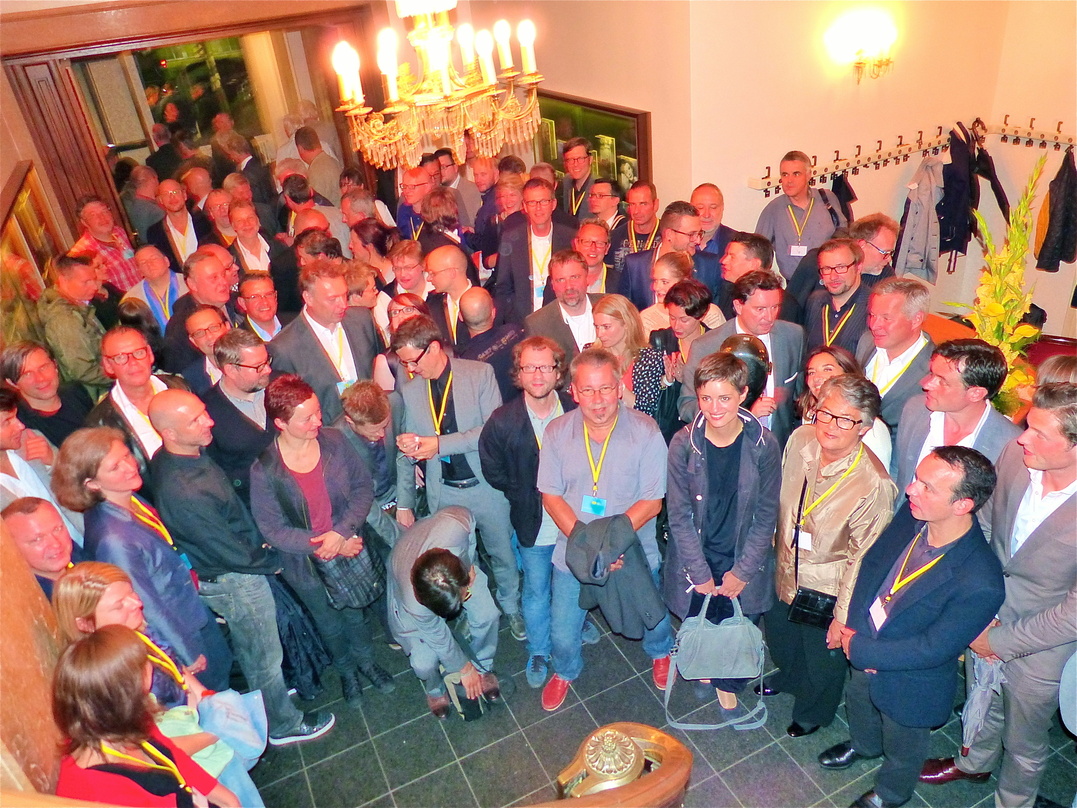 Alle auf einem Foto: der Club of Classics mit Künstlern, Händlern und DG-Mitarbeitern im Vorraum des Meistersaals
