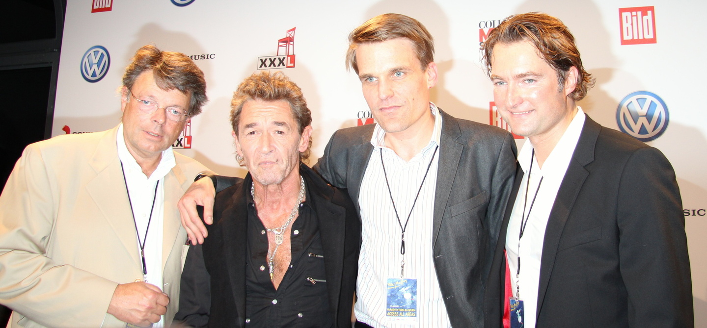 Nach der Präsentation (v.l.n.r.): Peter Schwenkow, Peter Maffay, Philip Ginthör und Matthias Becker (VW)