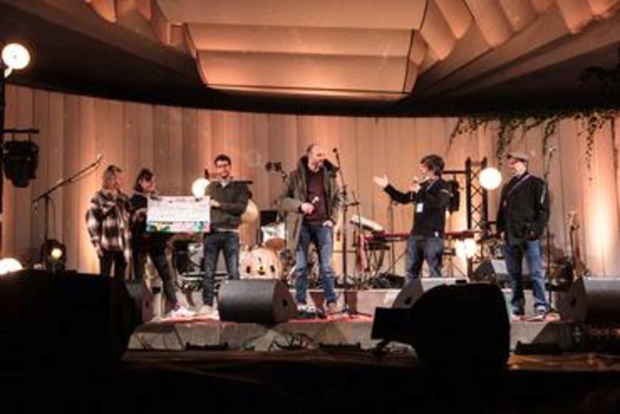 Bei der Scheck-Übergabe (von links): Fenja Möller, Anna Lafrentz, Kai Schulz, Thore Debor (alle Clubkombinat), Jan Köpke (popup booking) und Bruno Thiel (OHA! Music)