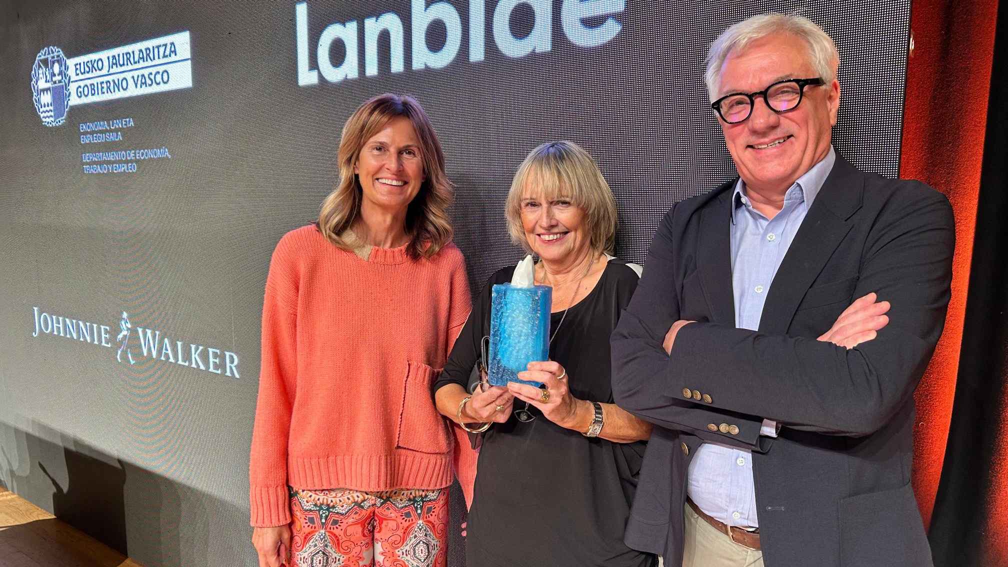 Mit der Trophäe: Yolanda de Felipe (22D Music), Annette Barrett (IMPF) sowie Pierre Mossiat (Strictly Confidential Music Publishing).
