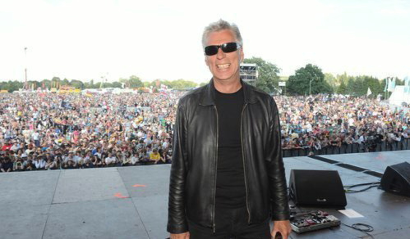 Weiterhin für den kombinierten Sport- und Musikrennstall tätig: Agent John Giddings