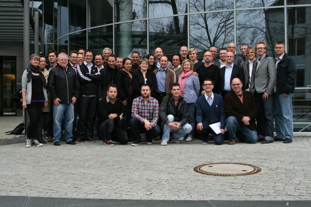 Nach einer langen Tagung: Willy Ehmann (hintere Reihe, 8. v. r.), das Team von Sony Music Columbia Four und Radiomacher aus ganz Deutschland stellten sich vor dem Gebäude von Sony Music de...
