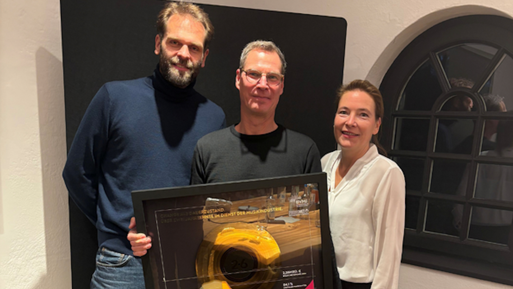 Mit einem speziellen Award im Mount-of-Music-Design des BVMI: der scheidende Phononet-Geschäftsführer Dietmar Schlumbohm (Mitte) mit dem BVMI-Vorstandsvorsitzenden Florian Drücke und der V...