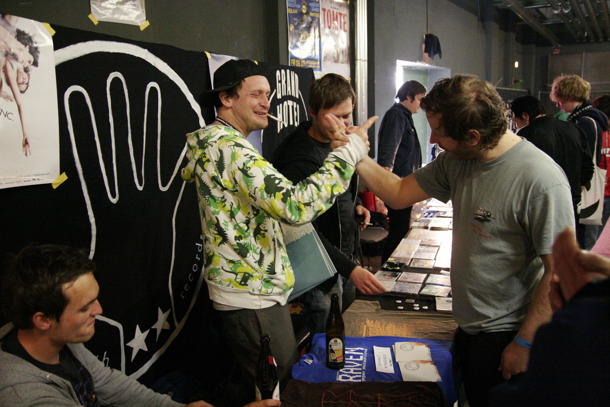 Geht mit runderneuertem Organisationsteam ins zehnte Jahr: Der Leipziger Indie-Branchentreff Pop Up, hier Audiolith-Macher Lars Lewerenz (2.v.l.) im 2010er-Messetrubel