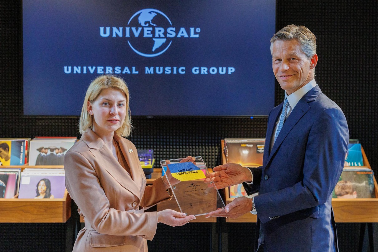 Mit dem Friedenspreis der Ukraine: Olha Stefanishyna, die stellvertretenden Premierministerin für die europäische und transatlantische Integration der Ukraine, mit Frank Briegmann, Chairma...