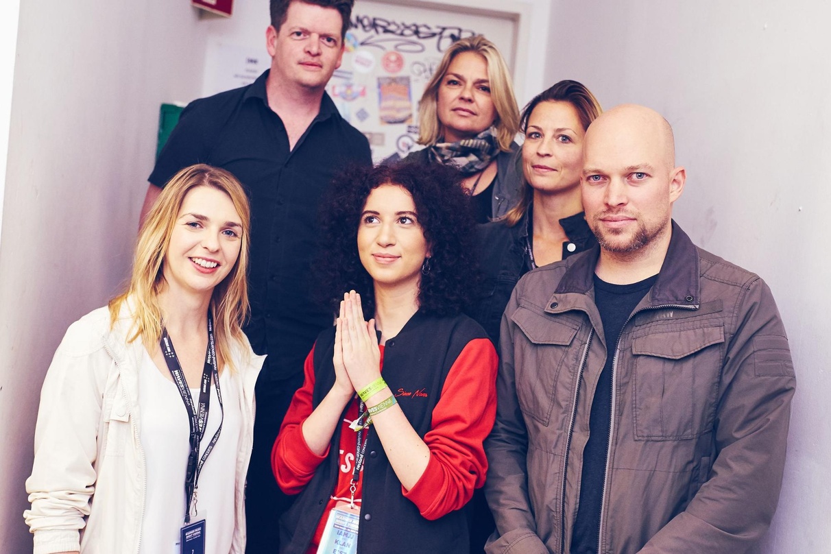 Bei der Warner Music Night Vienna in Wien (von links): Annemarie Treiber (Brand/PR Manager Warner Music Austria), James Roberts (Head of A&R Parlophone Australia), E^ST, Dunja Stachl (Bran...