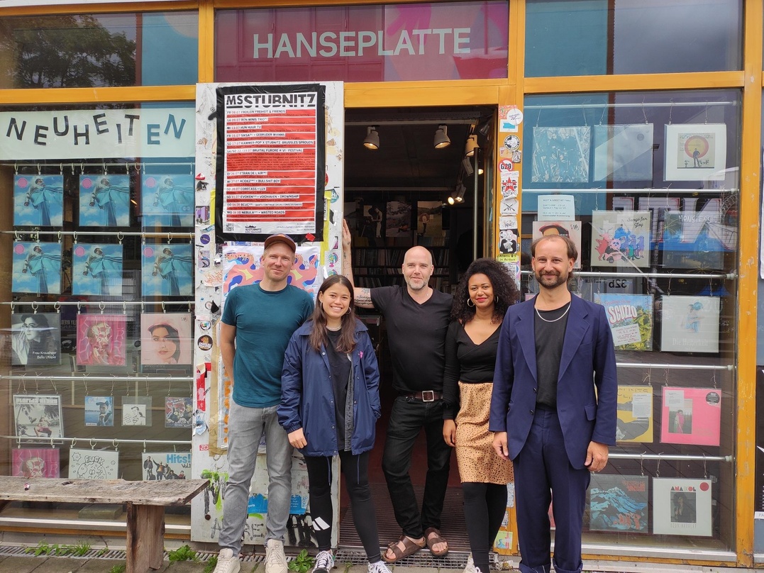 Vor dem Hanseplatte-Shop in Hamburg (von links): Sebastian Stralucke (A&R International Broken Silence), Sarah Rückborn (Digital Management Broken Silence), Michael Spormann (Verkaufsleitu...