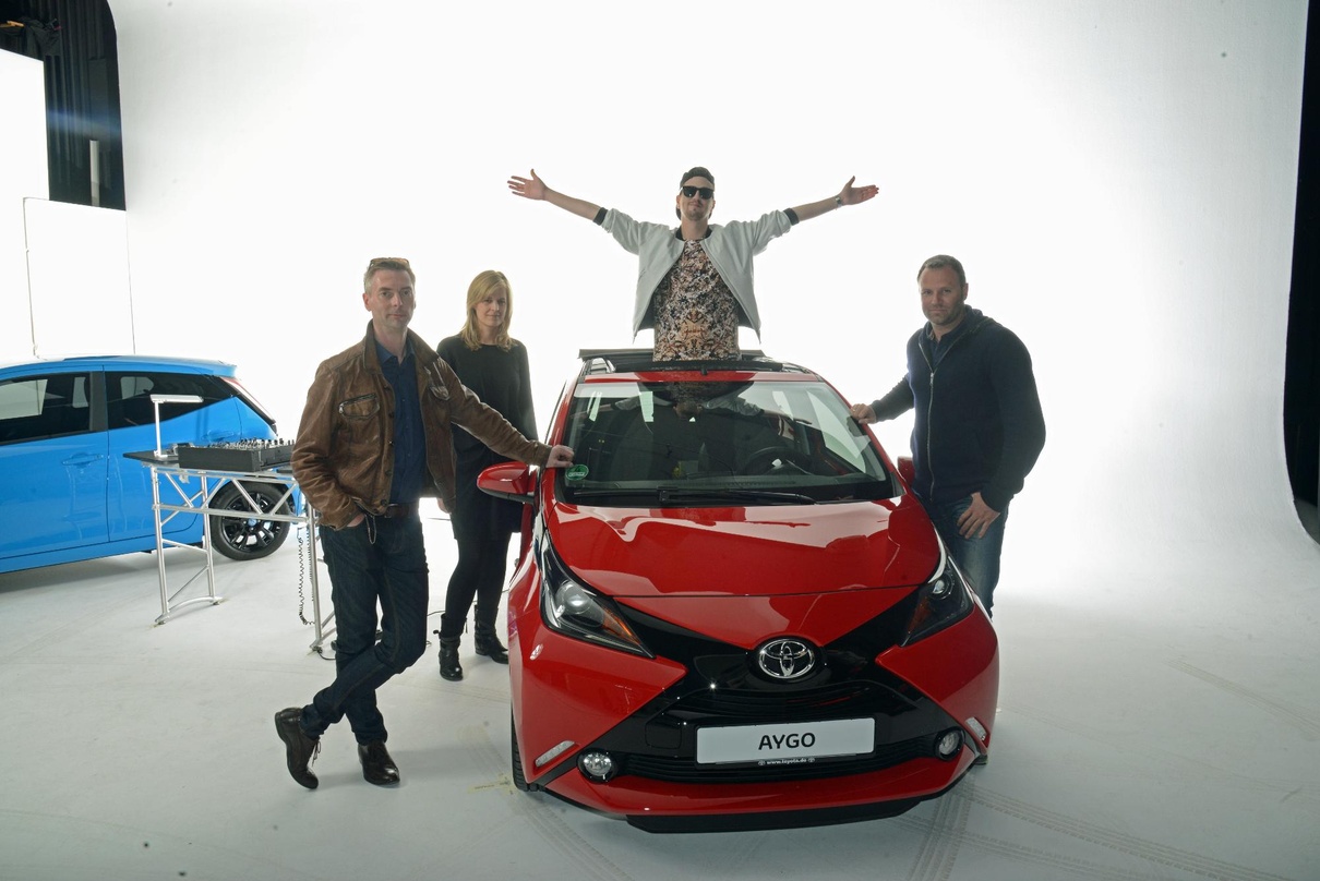 Neue Partner (von links): Oliver Ihrens (Geschäftsführer Radar Media), Bettina Dorn (Warner Music Group Germany), Robin Schulz und Marcus van Marwick (Leiter Marketing Kommunikation Toyota...
