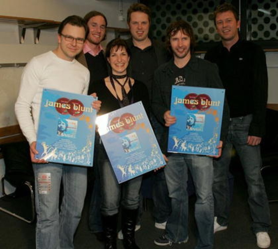 Freuen sich über Doppelplatin: James Blunt und sein Schweizer Warner-Team