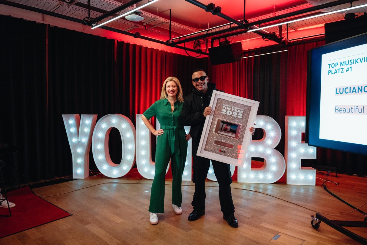 Wurde mit einem Award für das erfolgreichste Musikvideo geehrt: Luciano (rechts) mit Gudrun Schweppe (Head of Music GSA YouTube)