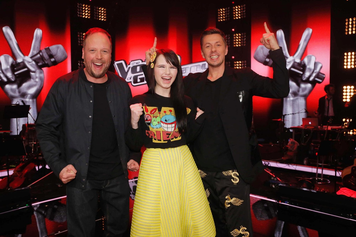 Gewannen die fünfte Staffel von "The Voice Of Germany": Die beiden Coaches Smudo (links) und Michi Beck mit Jamie-Lee Kriewitz