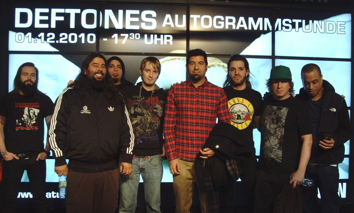 Im Saturn mit dabei (v.l.n.r.): Saturn-Mitarbeiter Denis Treskatsch, Deftones-Gitarrist Stephen Carpenter, Keyboarder Frank Delgado, Saturn-Eventleiter Ingo Guhlke, Sänger Chino Moreno, Jo...
