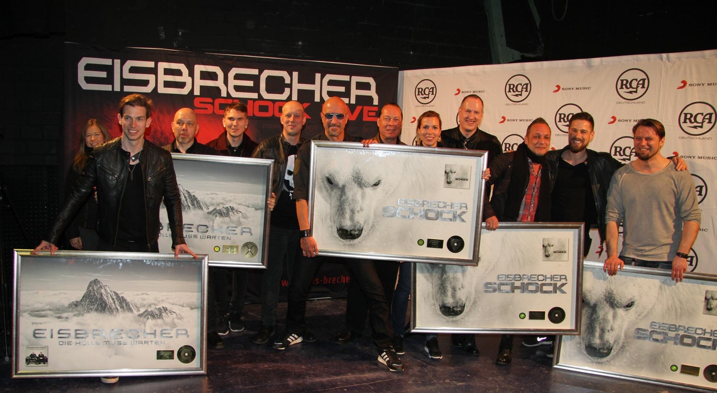 Bei der Gold-Verleihung im Zenith (von links): Nikolett Szappanos (Junior Digital Manager AOR-Labelgroup), Rupert Keplinger, Achim Färber (beide Eisbrecher), Mathias Schorer (Junior A&R AO...