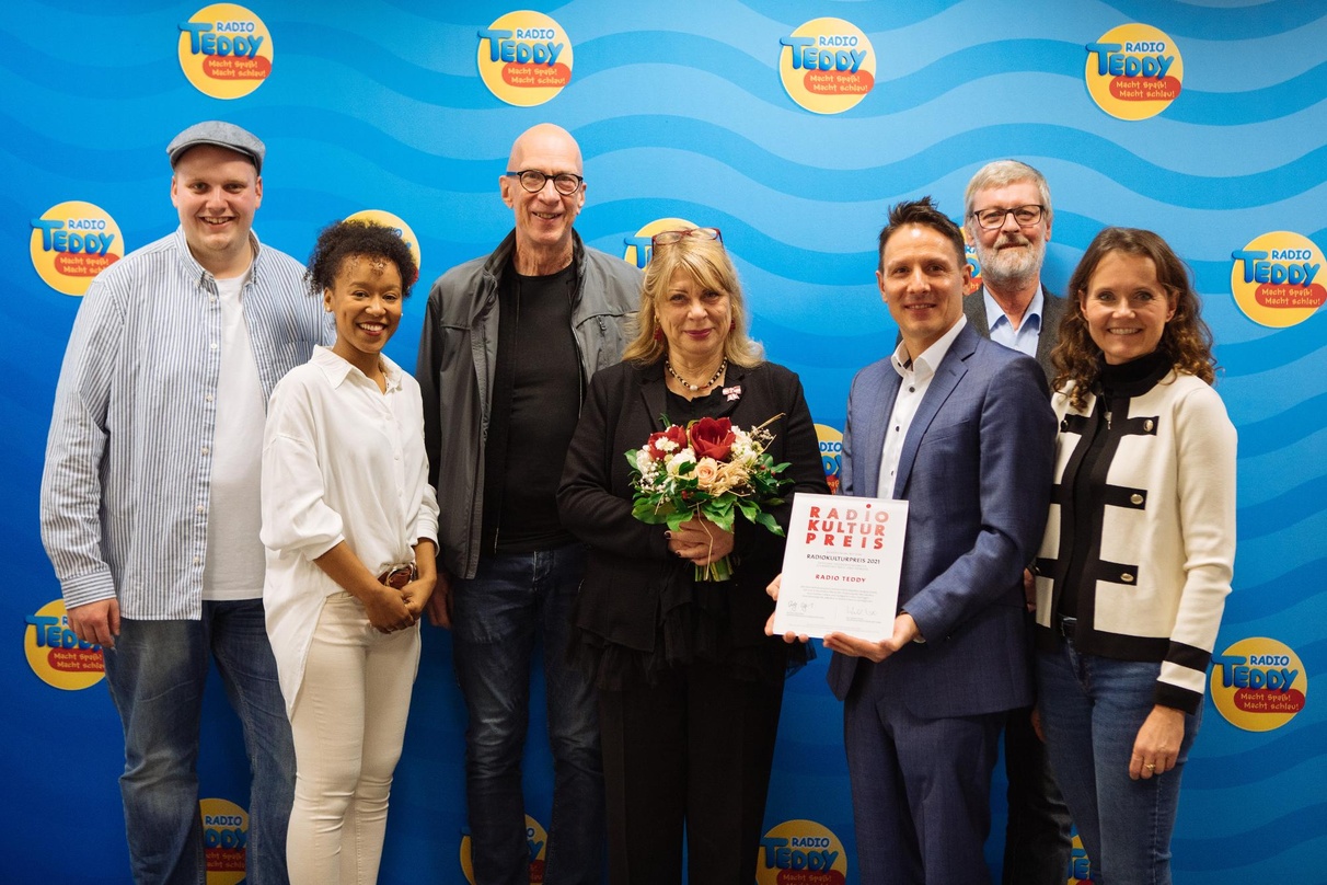 Trafen sich in Potsdam: GEMA-Aufsichtsrat Micki Meuser (dritter von links) und das Team von Radio Teddy um die Geschäftsführerin Katrin Helmschrott (Mitte) und Programmchef Roland Lehmann ...