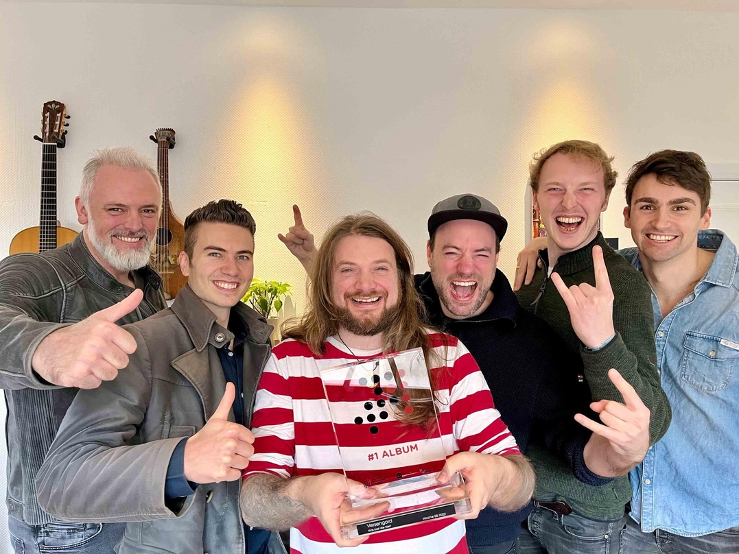 Zeigen ihren Nummer-1-Award her: Versengold
