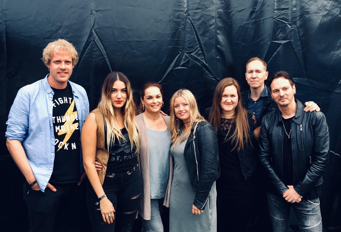 Arbeiten künftig zusammen (von links): Michael Thiesen (Seaside Touring), Guernica Mancini (Thundermother), Kathrin Kiesewetter (Schubert Music Publishing), Filippa Nässil, Emlee Johansson...