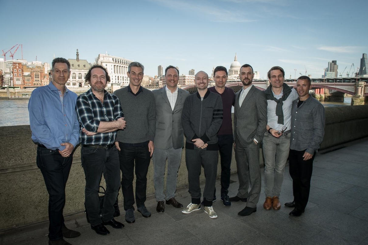 Bei der Vertragsunterzeichnung in London (von links): Stu Bondell, Stéphane Le Taverni, Patrick Moxey, Edgar Berger, Paul Kalkbrenner, Wolfgang Boss, Marcus Ruschmeyer, Philip Ginthör und ...