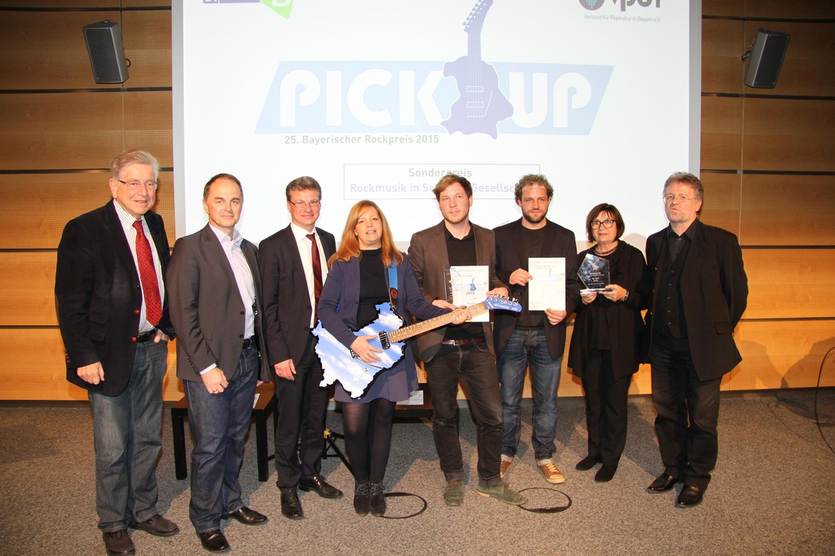 Kamen für ein Gruppenfoto zusammen (von links): Thomas Goppel (Präsident Bayerischer Musikrat), Walter Schmich (stellvertretender Hörfunkdirektor des Bayerischen Rundfunks), Staatssekretär...