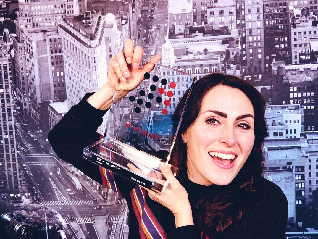 Da kommt Freude auf: Within-Temptation-Sängerin Sharon den Adel mit dem Nummer 1 Award