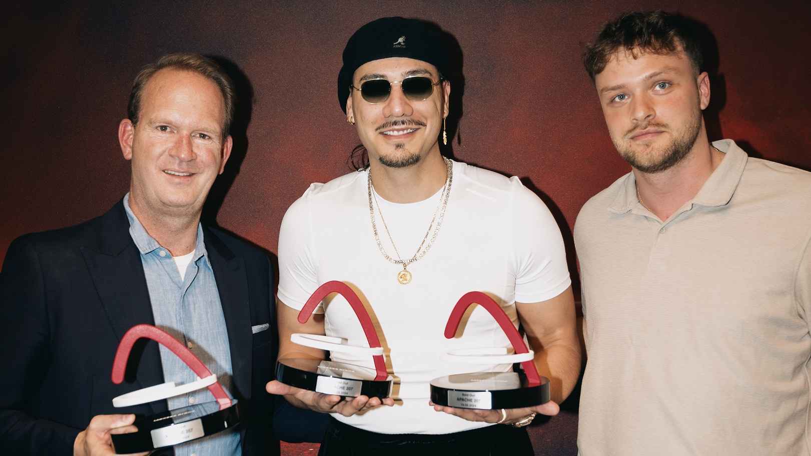 Posierten mit drei Sold-Out-Awards (von links): Stefan Löcher (Geschäftsführer Lanxess Arena), Apache 207 und Johannes Götz (CEO Feder Musik).