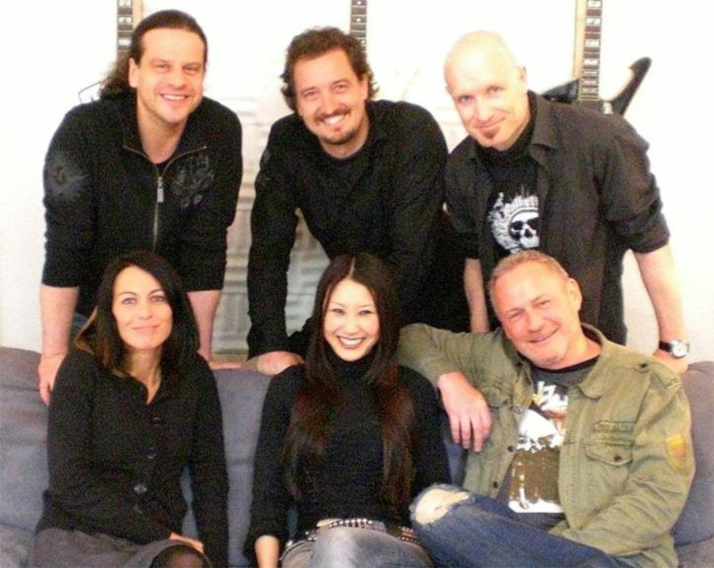 Bringen das neue Label ins Rollen: Krypteria und das Team von On Fire Records||Die neue Zusammenarbeit besiegelten (hinten, v.l.n.r.): Frank Stumvoll, Chris Siemons und S.C. Kuschnerus (al...