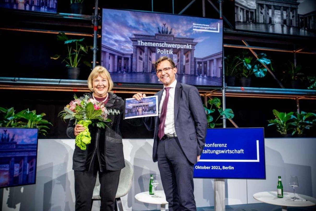 Bei der Übergabe des Forderungskatalogs: Staatssekretätin Bettina Hagedorn und Konferenzleiter und Moderator Georg Ehrmann