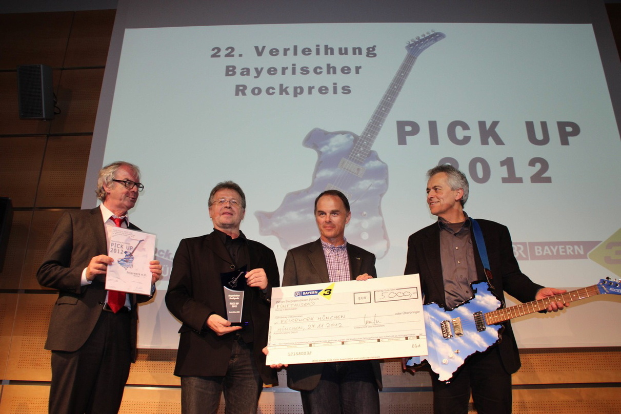Bei der Preisverleihung (von links): Ministerialdirigent Toni Schmid, Bernd Schweinar (Rock.Büro Süd), Walter Schmich (Bayern 3) und Ernst Wolfswinkler (Feierwerk)