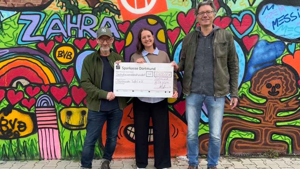 Bei der Scheckübergabe (von links): Carsten Helmich (Geschäftsführer Popmodern), Ann-Christin Goldberg (Pressearbeit & Social Media Management bei Popmodern) und Volker Geißler (Tafel Dort...