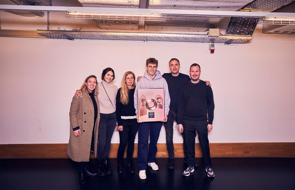 Bei der Edelmetallvergabe: "Goldjunge" Lost Frequencies (3. von rechts) und die Gratulantenriege von Sony Music