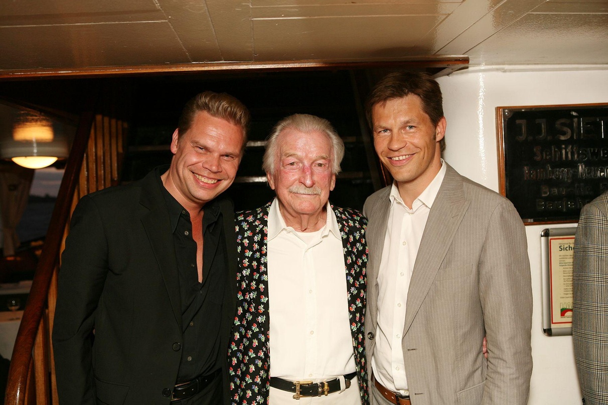 Arbeiteten eng miteinander: Die beiden Universal-Music-Manager Tom Bohne (links) und Frank Briegmann (rechts) mit James Last
