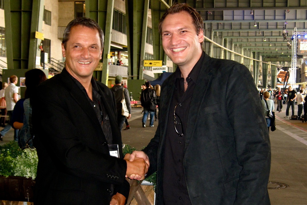 Besiegelten den Deal auf der Popkomm: Rudi Schedler (l.) und Hermann Niesig
