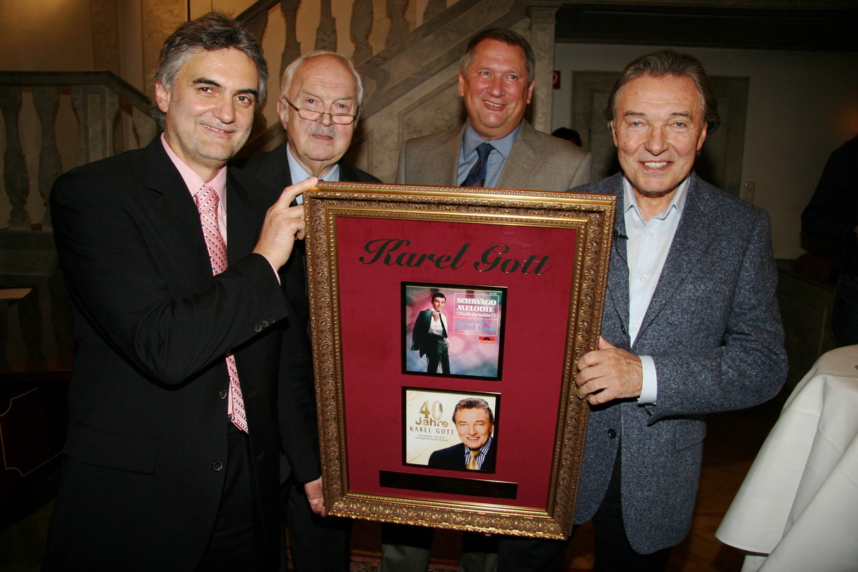 Bei der Ehrung (v.l.n.r.): Franz Selb (Managing Director Koch Universal Music), Ossi Drechsler, Wolfgang Kaminski (Management Karel Gott) und Karel Gott