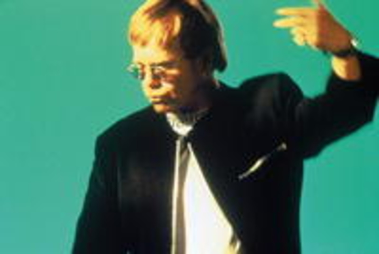 Hat Weihnachtliches im Angebot: Elton John