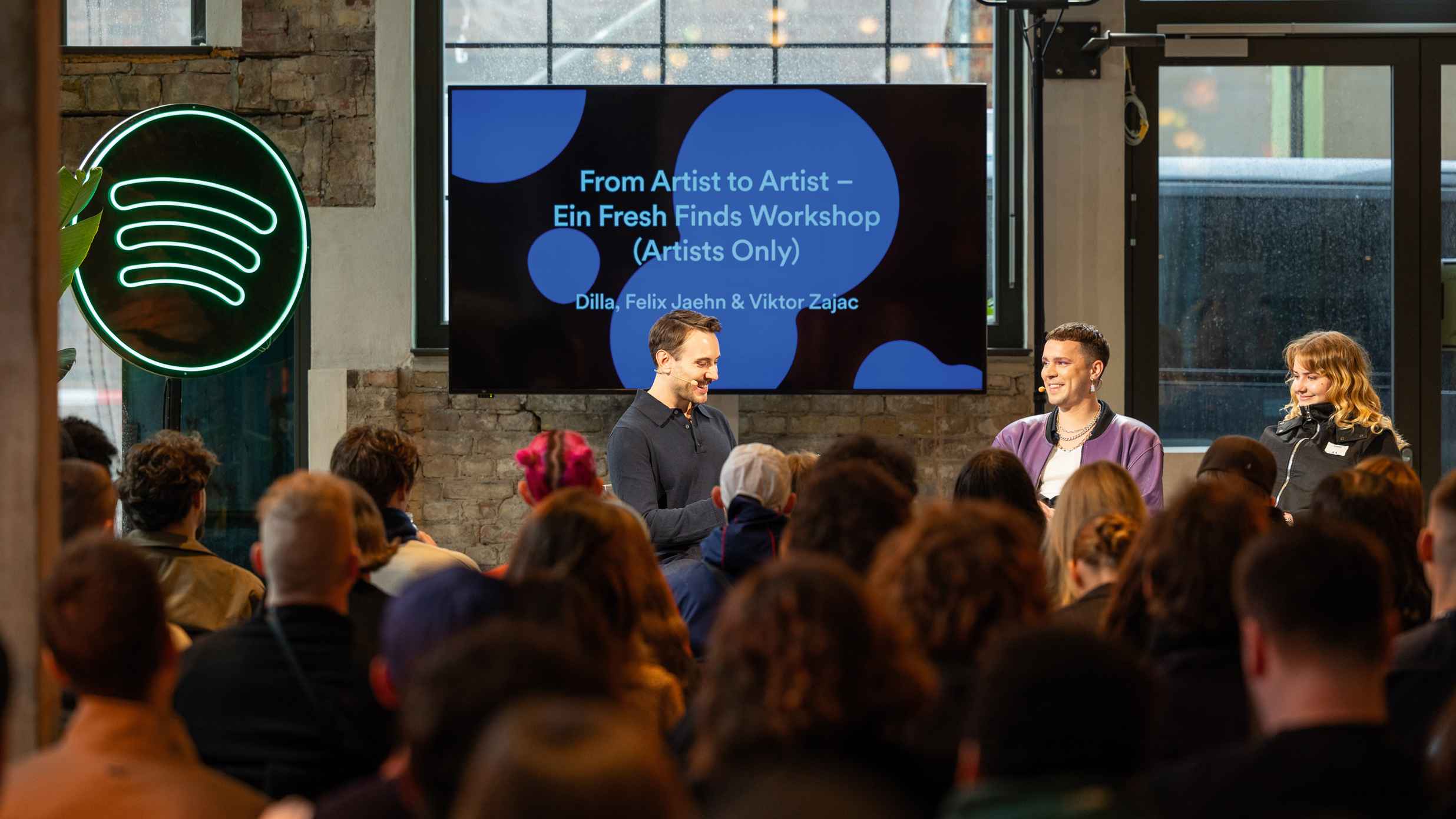 b4f7779d 6a89 4cc5 8a09 136e4113d705 Teilten ihren Erfahrungsschatz mit anderen Künstler:innen: Felix Jaehn (Mitte) und Dilla (rechts) beim Artists-Only- Workshop, moderiert von Spotify-Manager Viktor Zając (links).