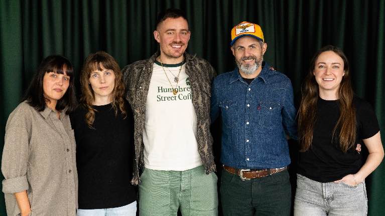 Beim Treffen in Zürich (von links): Rafaela Spitzli (Senior Promotion & Export Manager, Universal Music Switzerland), Fabienne Bruttin (Director Marketing & Digital Business), der Künstler...