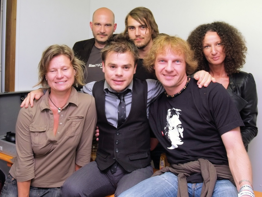 Trafen sich in Holland (hinten, v.l.n.r.): Oliver Schulz (A&R & Produktmanager Domestic Music, Foreign Media Group Deutschland), Oliver Felkel (Junior-Produktmanager Foreign Media Group De...