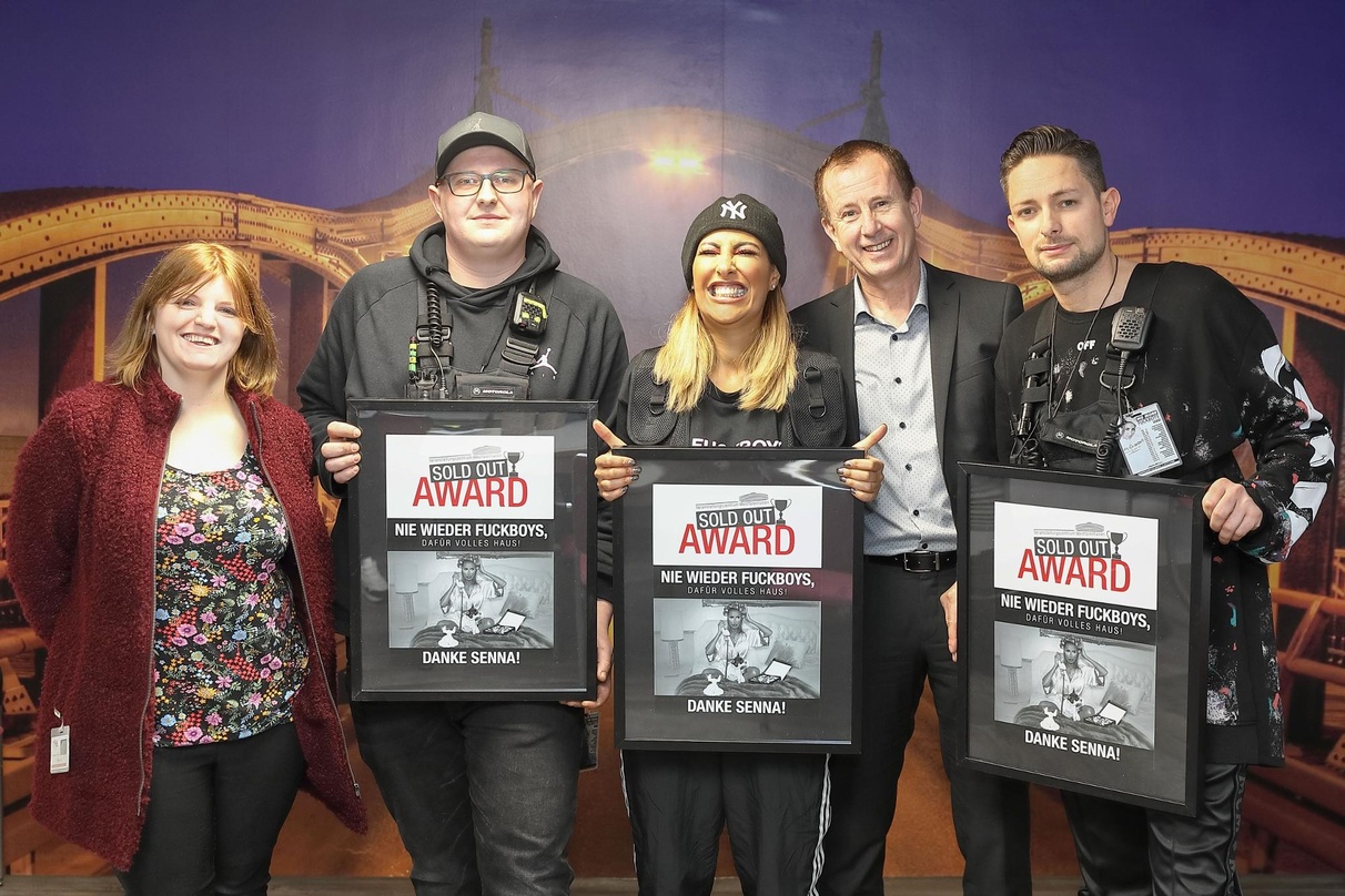 Bei der Verleihung (von links): Jill Richter (Veranstaltungszentrum Westfalenhallen), Norbert Wolf (Technik Company Robin Masters), Senna Gammour, Jochen Meschke (Geschäftsführer der Veran...