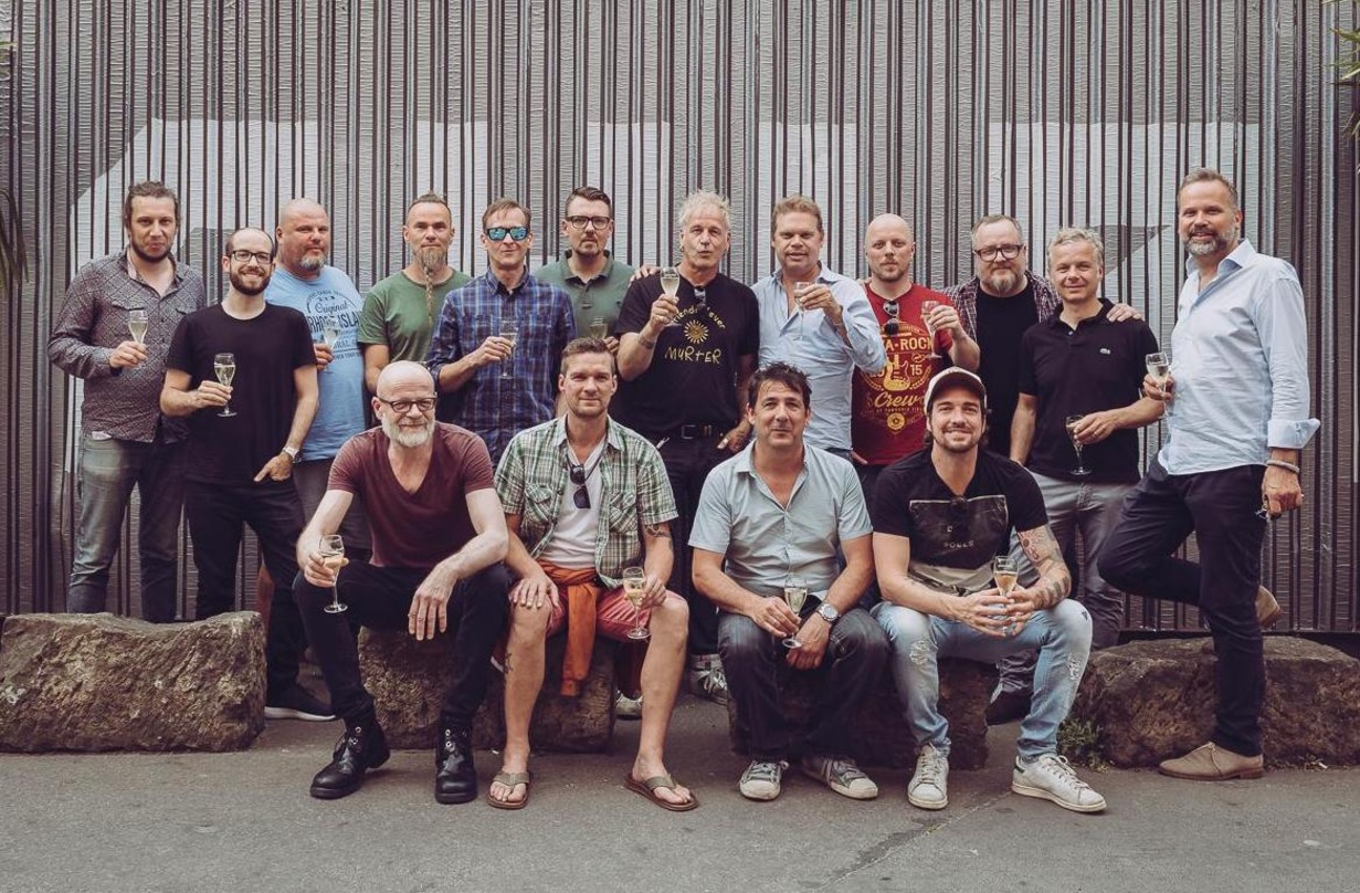 Besiegelten die weitere Zusammenarbeit (hinten, von links): Martin Lanzerath (Head of VEC & Director A&R Universal Music), Christian Meine (Labelhead VEC & Director Marketing Universal Mus...