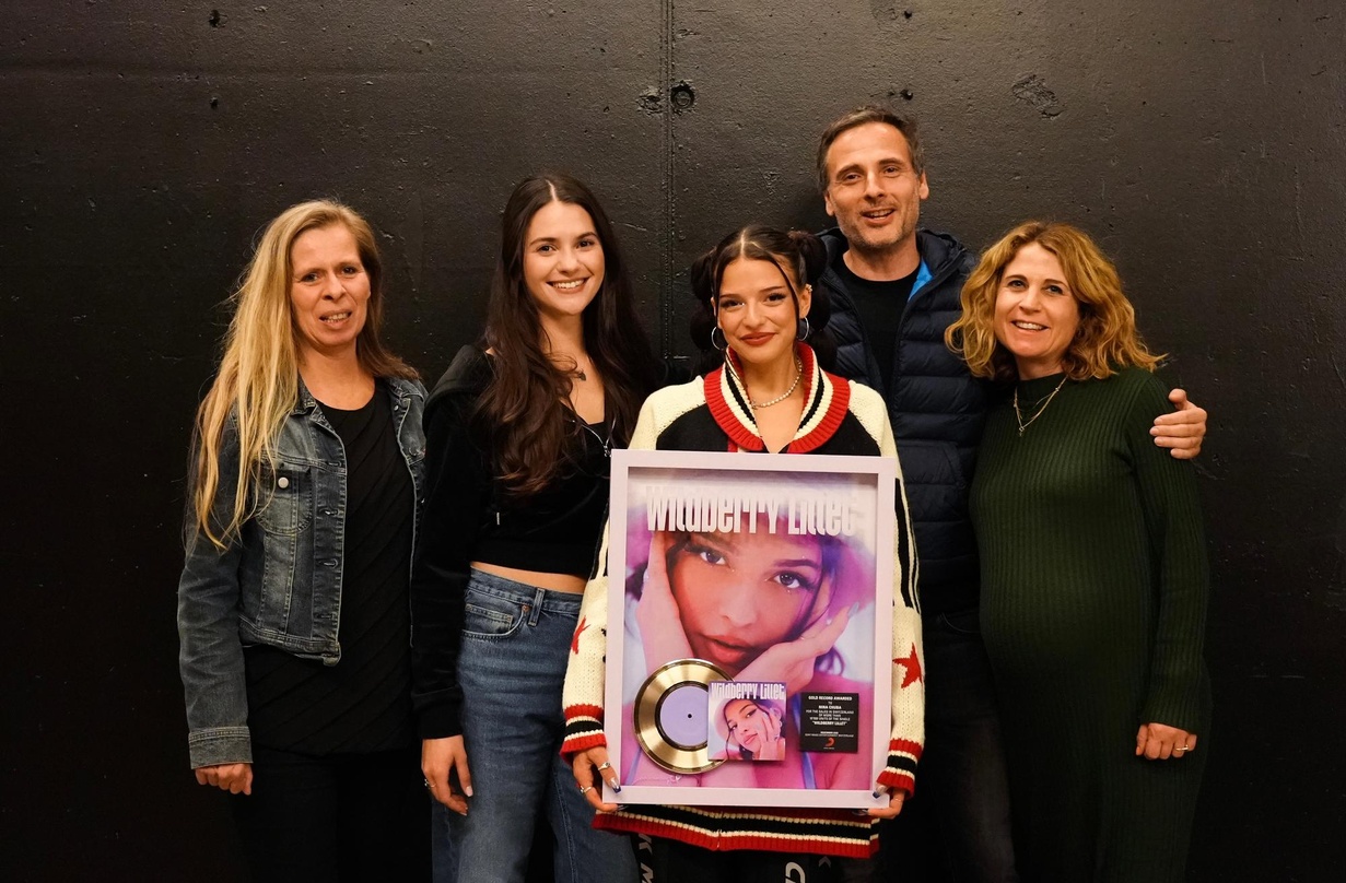 Feierten Gold ab: Nina Chuba (Mitte) und ihr Team von Sony Music Schweiz