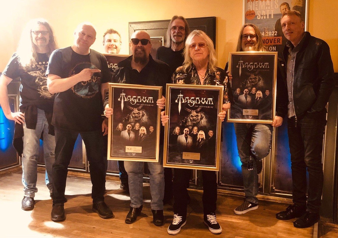 Für 50 Jahre in Sachen Hardrock gewürdigt: Magnum, hier mit ihren Gratulanten von Steamhammer und SPV