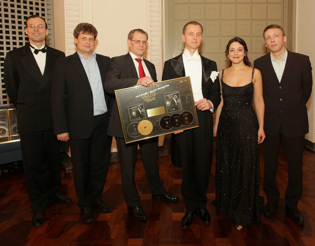 Freuten sich über zwei Jazz Awards: SPV, Max Raabe und das Palast Orchester||Zur Edelmetallverleihung in Hannover trafen sich (v.l.n.r.): Johannes Ernst (Geschäftsführer Palast Orchester),...