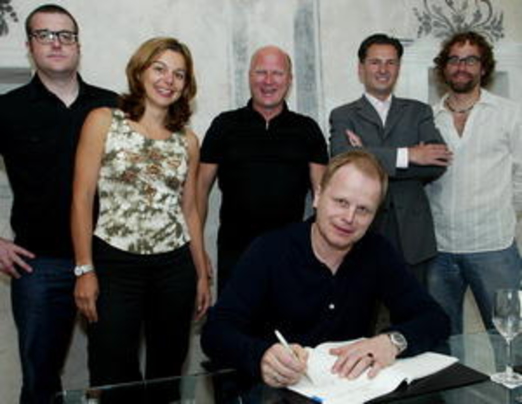 Erfolgreiches Team: Herbert Grönemeyer (vorn) mit (v.l.n.r.) Gregor Stöckl (Managing Director Virgin Music Germany), Sylvia Kollek (Managing Director Capitol Music Germany), Udo Lange (Pre...