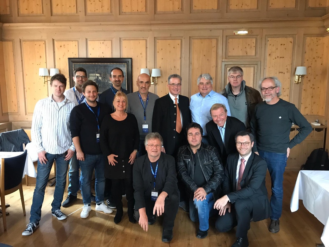 b63c5caa1141330601afef6ca2b9a6e3ecfc5682763bd99c501011b76540bf24 Bestimmten die Sieger (von links): Thomas Moser, Stefan Schnabel, Andreas Jäger, Edi van Beek, Sabine Weigand, Axel Ballreich, Bernd Schweinar, Florian Streibl, Oliver Alexander, Harald Gü...