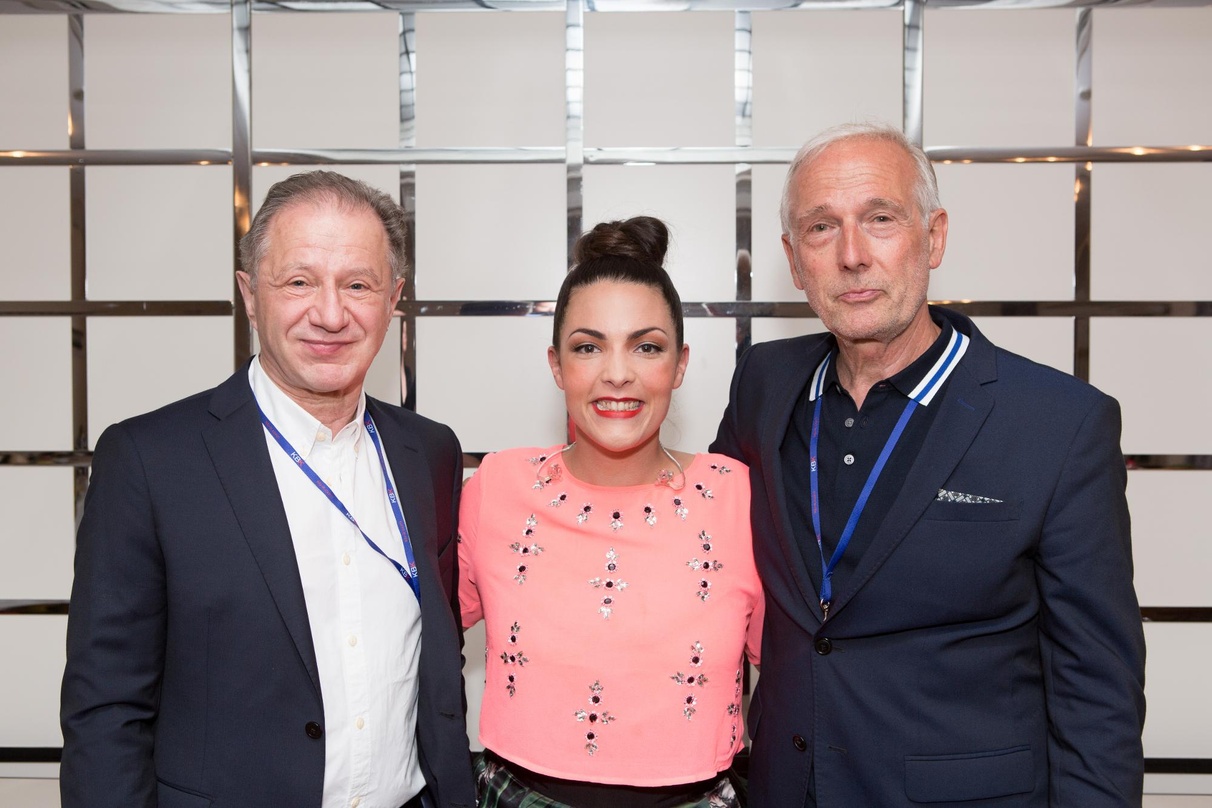Nach ihrem Konzert in der Alten Oper: Caro Emerald mit Veranstalter Klaus Bönisch (links, KBK) und Bernd Hoffmann, dem Künstlerischen Leiter des Festivals