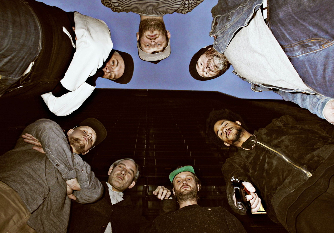 Posierten in NWA-Manier (von oben, im Uhrzeigersinn): Beat Gottwald (Management Beat The Rich), Siegfried Schuller (Senior Director A&R PIL/VEC Universal Music), Ahzumjot, Fiete Klatt (Man...