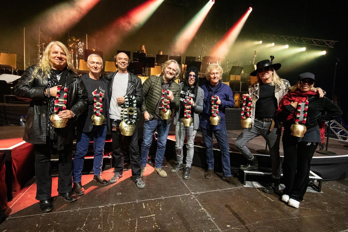 Für die ausverkaufte bigBox belohnt: die ausgezeichneten "Rock Meets Classic"-Protagonisten mit ihren Kuhschellen