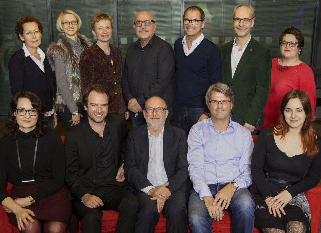 Neue Partner (hinten, von links): Friederike Fröhner (Sales Coordinator DVD, BD, EuroArts), Nanette Nowack (Brand Manager, Warner Classics), Stephanie Haase (Director, Warner Classics), Jü...